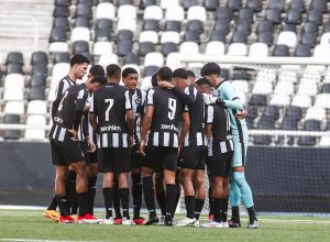 jogadores do Botafogo em campo ou reunião com árbitros, simbolizando disputa ou protesto