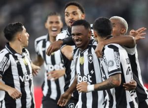 Jogadores do Botafogo comemorando gol na vitória sobre o Bahia