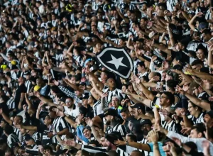 jogadores do Botafogo em campo com semblante de frustração após derrota