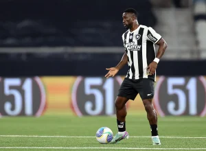 Zagueiro Bastos passa por cirurgia — Reprodução” — usado na matéria do ge sobre seu agravamento