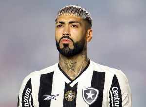 Zagueiro Alexander Barboza está no último ano de contrato e tem futuro indefinido no Botafogo