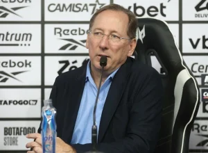 Botafogo negocia acordo com clube dos EUA para encerrar transfer ban e liberar registros de jogadores.