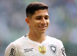 O meio-campista Savarino, do Botafogo, será submetido a exames médicos nesta terça-feira.