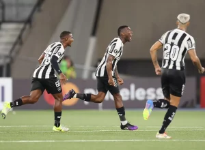 Zaga do Botafogo com jogadores em ação em treino/jogo