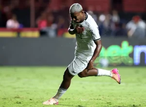 O Sport, já rebaixado para a Série B, viajou nesta segunda-feira para a partida contra o Botafogo, que ocorrerá nesta terça-feira, às 20h30, horário de Brasília.