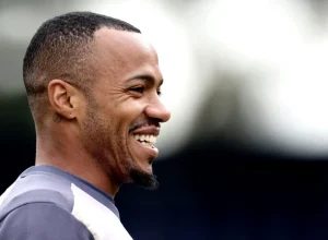 O volante e capitão do Glorioso teve seu nome considerado pela diretoria do clube tricolor. No entanto, a possibilidade de transferência foi oficialmente descartada.