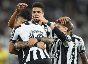 Botafogo trabalha ajustes táticos e equilíbrio emocional para reagir na temporada e melhorar o desempenho coletivo.