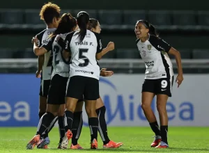 Jogadoras do Botafogo comemoram gol no Carioca Feminino