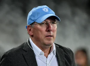 Botafogo estuda emprestar Ythallo e outros jogadores para ajuste financeiro e melhor gestão do elenco.