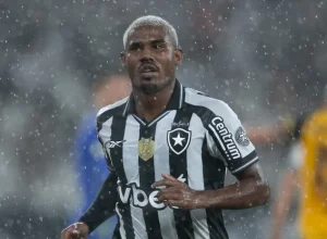 Lateral Cuiabano desperta interesse do Corinthians e também pode retornar ao Botafogo no mercado da bola.