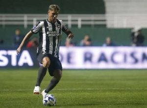 Álvaro Montoro em campo pelo Botafogo antes de ser liberado para a Argentina