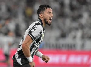 Alex Telles avalia início de Martin Anselmi no Botafogo como positivo