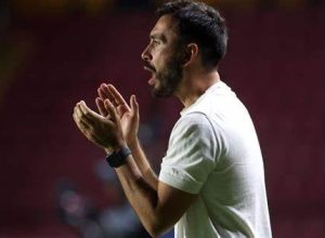 Davide Ancelotti em campo comandando o Botafogo, momento de instabilidade nas escalações