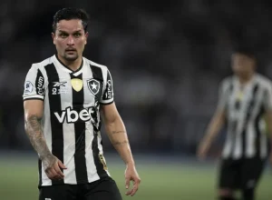 Artur em campo pelo Botafogo antes da lesão muscular