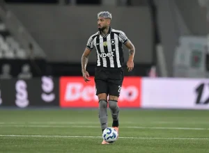 Barboza e Marlon Freitas em treino no Nilton Santos