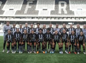 Time feminino do Botafogo antes da estreia no Carioca 2025