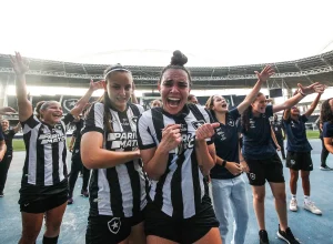 Jogadoras do Botafogo Sub-20 Feminino comemorando título em clássico