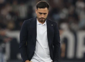 Davide Ancelotti gesticula em entrevista