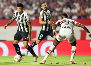 Dinneno comemora gol da vitória do São Paulo sobre o Botafogo no Morumbis