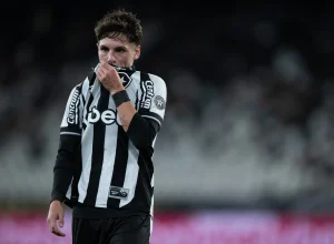 O Botafogo reconhece a evolução dos jovens atletas Álvaro Montoro e Jordan Barrera durante as partidas.