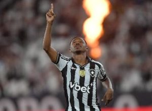 Atacante Jeffinho comemorando gol pelo Botafogo