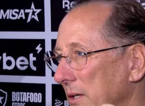 Reunião entre John Textor e Eagle Football pode definir liberação de aporte de US$ 50 milhões ao Botafogo.