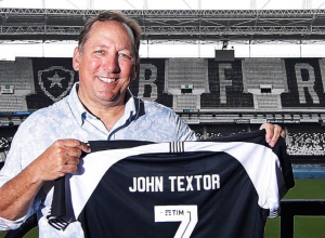 John Textor segurando camisa do Botafogo no Estádio Nilton Santos