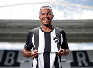 Em entrevista ao quadro Abre Aspas, o volante Marlon Freitas refletiu sobre sua trajetória no futebol e sua ligação com o Botafogo.