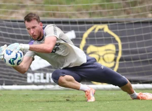 Neto retoma treinos e visa retorno na pré-temporada