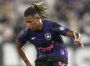 Empresários cobram R$ 7 milhões da SAF do Botafogo na Justiça por comissão não paga na contratação de Danilo