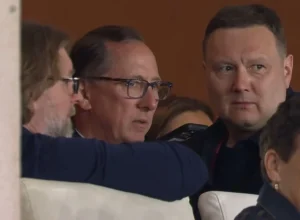 Ultras do Lyon detonam John Textor: 'Falso cowboy' indesejado na assembleia geral do clube francês