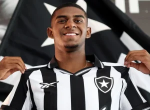 Wallace Davi, o novo reforço do Botafogo, celebra a realização de um sonho e o encontro emocionante com seu ídolo Joel Carli