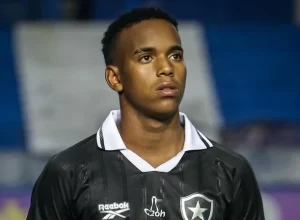 Gustavo Pereira deixa o Botafogo após não ter compra de direitos federativos exercida. Volante se despede após boa passagem pela Copinha.