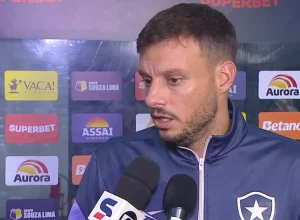 Técnico do Botafogo orienta jogadores no gramado antes de clássico contra o Fluminense pelo Campeonato Carioca