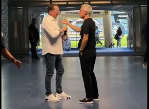 Dono da SAF do Botafogo conversa com Luís Castro antes do duelo contra o Grêmio e relembra parceria do início da gestão.