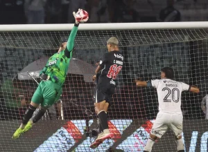 Botafogo volta a mostrar problemas no gol e no ataque em derrota para o Vasco e liga alerta para sequência da temporada.