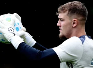 Botafogo avalia mercado e define prioridades para reforçar volante, zaga, ataque e lateral esquerda na temporada.