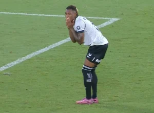Danilo deixa clássico com dores e preocupa Botafogo