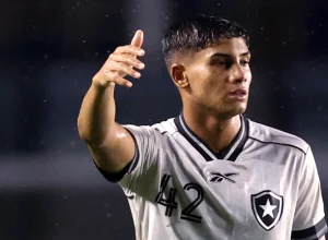 Botafogo está perto de comprar Kadu em definitivo por R$ 5 milhões e garantir lateral com contrato de quatro anos.
