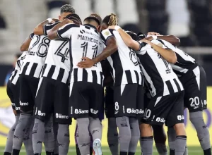 Botafogo garante vaga na Sul-Americana com destaques individuais e críticas a falhas defensivas e escolhas táticas.