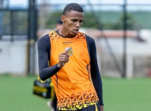 Novorizontino exige pagamento à vista por Dantas e dificulta acordo com o Botafogo, que segue ativo no mercado da bola.