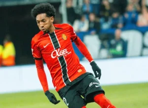 Botafogo oferece 1 milhão de euros por Johan Mojica, mas Mallorca resiste devido à luta contra o rebaixamento.