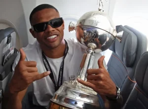 Botafogo negocia retorno de Júnior Santos por empréstimo até 2026 com divisão de salários e opção de compra.