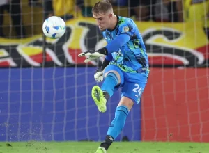 Estratégia do Botafogo no mercado gera críticas após equipe não priorizar contratação de goleiro para reforçar o elenco.