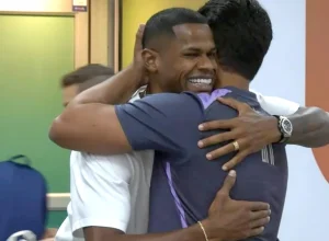 Atacante retorna ao Botafogo, recebe apoio do elenco e reforça ambiente positivo para a temporada.