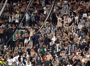 Botafogo avalia reforços para a defesa enquanto torcida organiza mosaico para decisão importante na Libertadores.