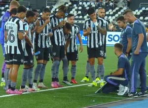 Técnico do Botafogo é pressionado por escolhas táticas e escalação antes de confronto decisivo contra o Barcelona