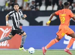 Alex Telles revela 'conversa positiva' no vestiário do Botafogo após eliminação e foca na Sul-Americana como 'caminho inédito para vencer'