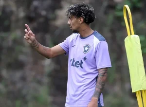 Cristian Medina pode ser titular do Botafogo no clássico contra o Flamengo. Anselmi prepara mudanças e possíveis estreias no time.