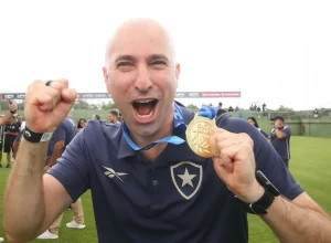 O técnico da equipe sub-20 do Botafogo, Rodrigo Bellão, prestou uma homenagem ao ex-jogador e treinador Carlos Alberto Torres, conhecido como Zagallo.